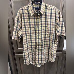 Van Heusen button up plaid shirt with 2 pockets, size L 16-…